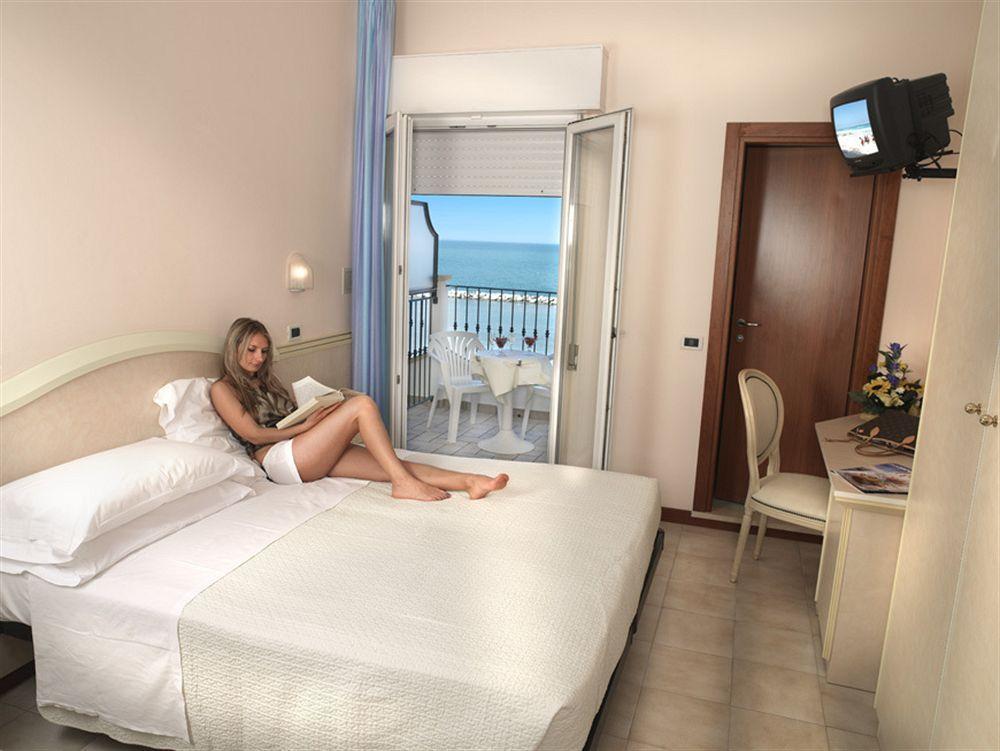רימיני Hotel Zeus מראה חיצוני תמונה