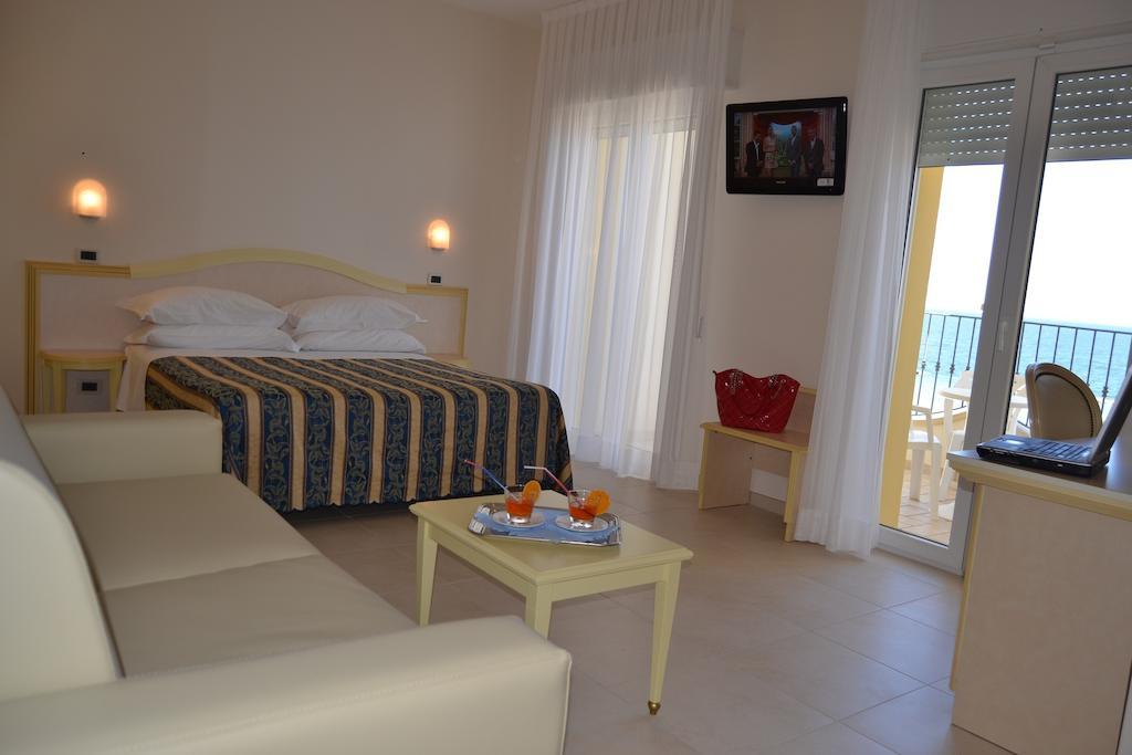 רימיני Hotel Zeus מראה חיצוני תמונה
